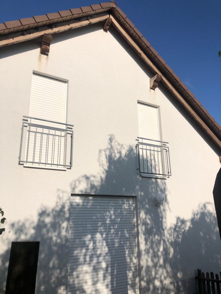 Saubere Hausfassade nach professioneller Fassadenreinigung ohne sichtbare Verschmutzungen
