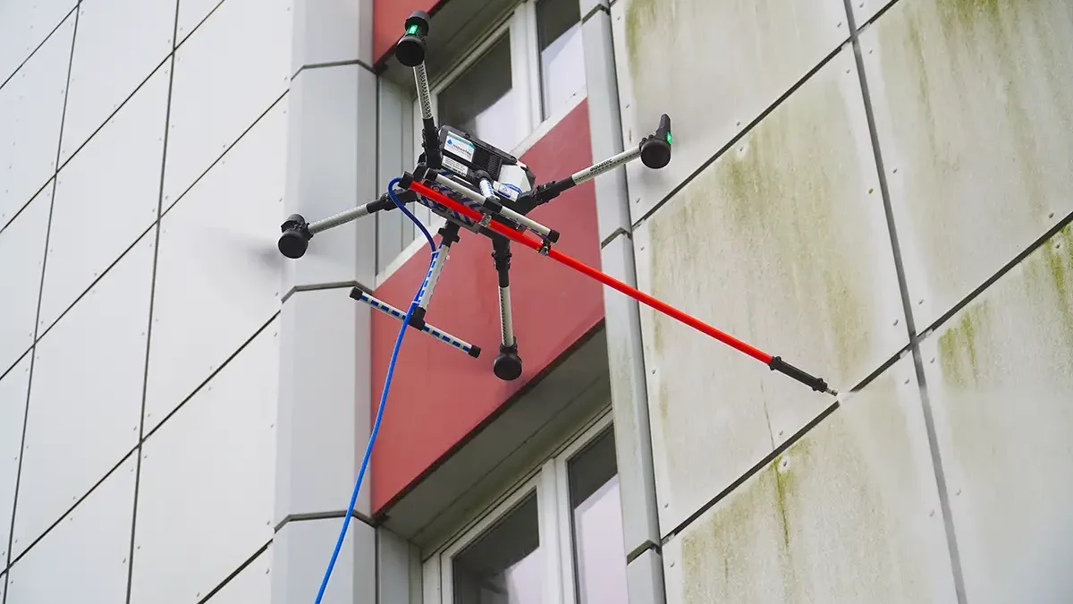 Hochhausfassade wird mit Drohne gereinigt