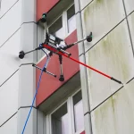 Hochhausfassade wird mit Drohne gereinigt