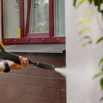 Fassade wird mit einem Hochdruckreiniger gereinigt