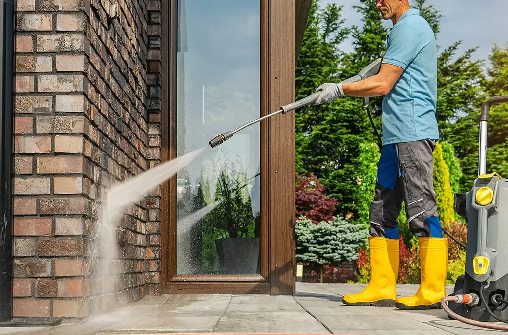 Fassade wird mit einem Hochdruckreiniger gereinigt