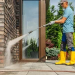 Fassade wird mit einem Hochdruckreiniger gereinigt