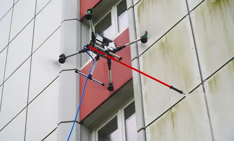 Fassadenreinigung Hochhaus mit Drohne