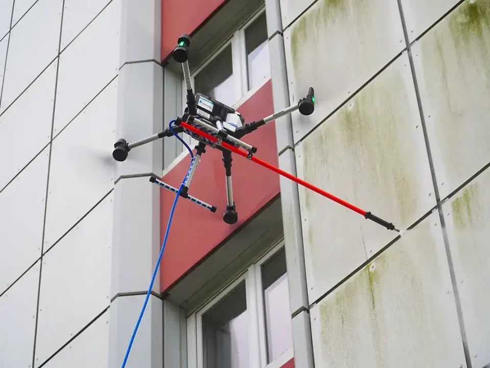 Hochhausfassade wird mit Drohne gereinigt