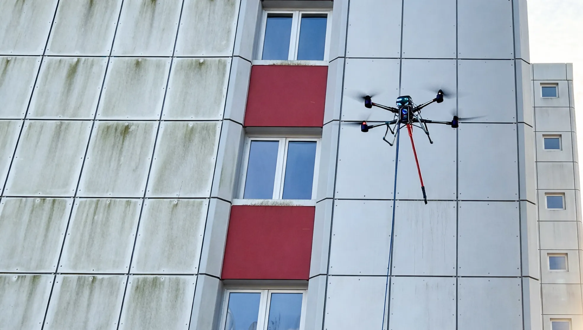 Fassadenreinigung Hochhaus mit Drohne