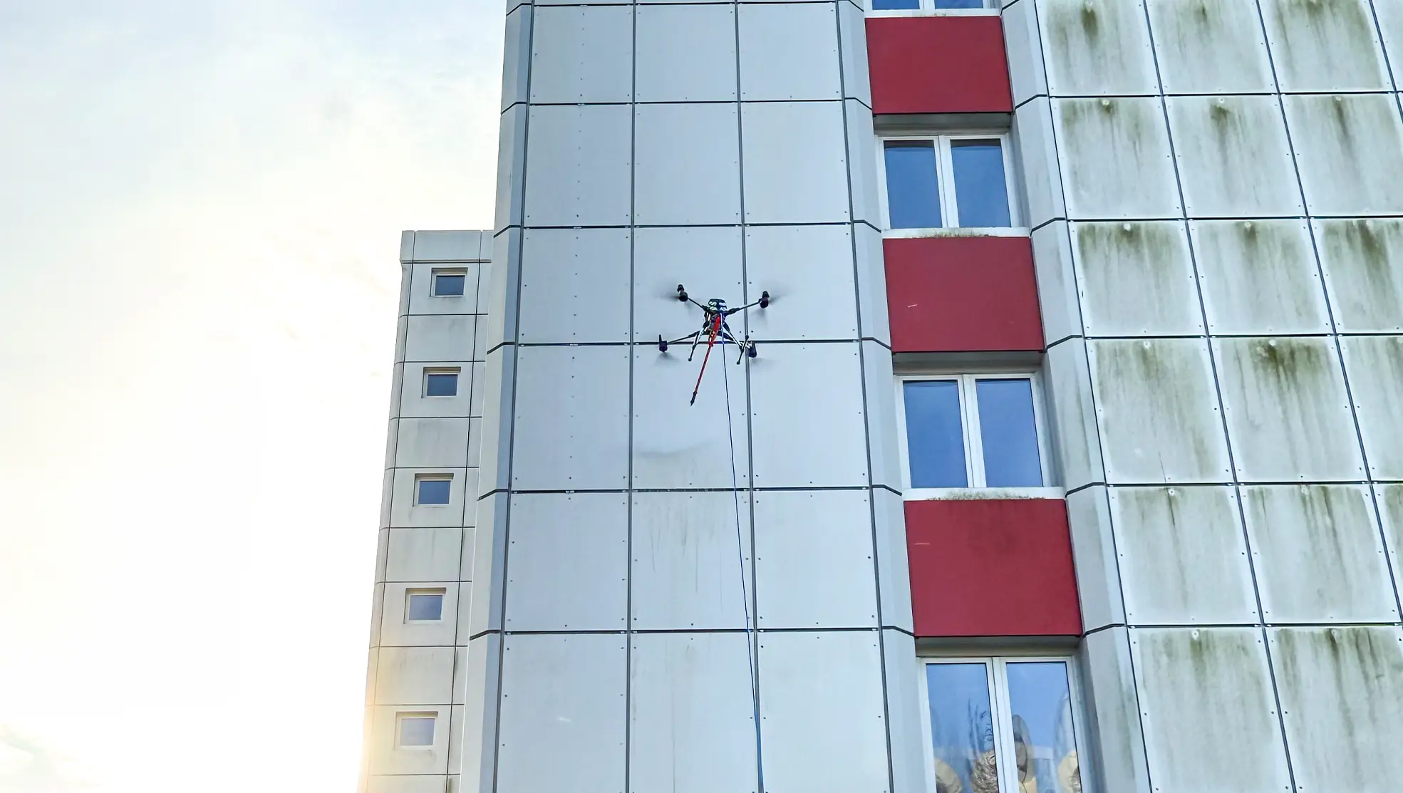 Fassadenreinigung Hochhaus mit Drohne