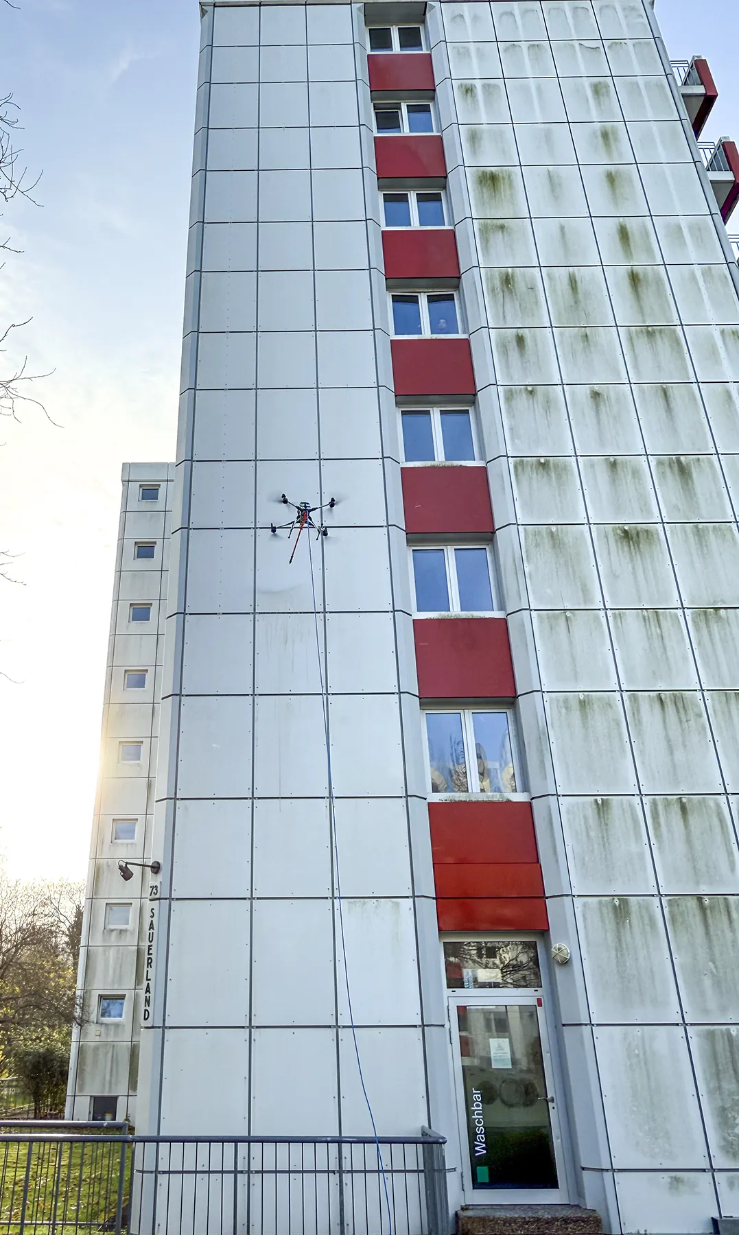 Moderne Drohnentechnik ermöglicht die Reinigung schwer erreichbarer Fassadenbereiche.