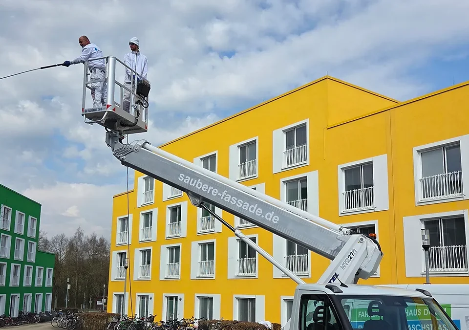 aquatec bei der professionellen Fassadenreinigung mit Hebebühne