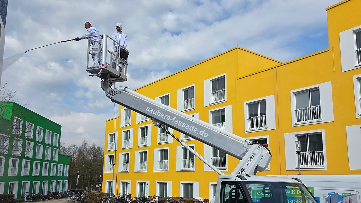 aquatec bei der professionellen Fassadenreinigung mit Hebebühne